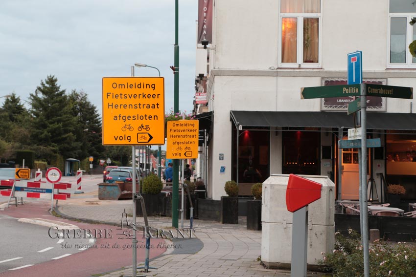 Rhenen, 08 september 2015. Onduidelijkheid door wegwijzering Herenstraat. Fotograaf: Peter Kuhl.