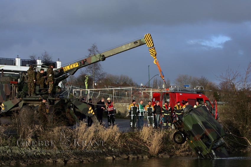 Rhenen, 20 maart 2007. Legervoertuig te water tijdens legeroefening. Fotograaf: Peter Kuhl.