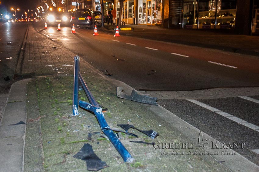 Rhenen, 30 december 2015. Auto ramt geparkeerde autos. Fotograaf: Hans Hoekstra