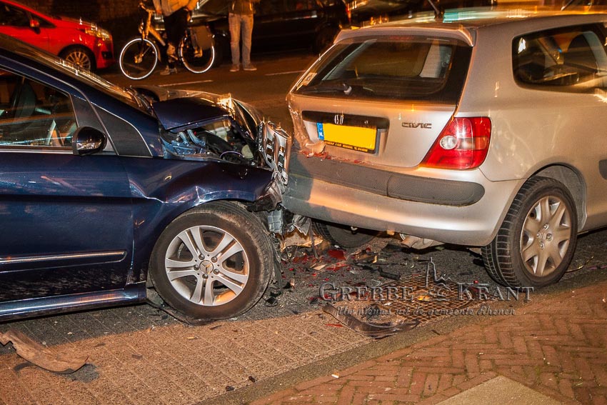 Rhenen, 30 december 2015. Auto ramt geparkeerde autos. Fotograaf: Hans Hoekstra