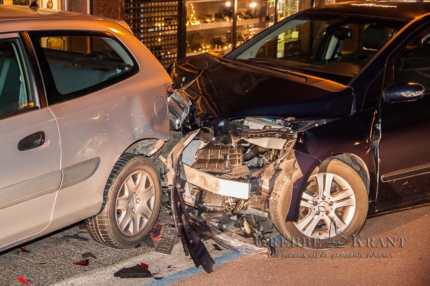 Rhenen, 30 december 2015. Auto ramt geparkeerde autos. Fotograaf: Hans Hoekstra