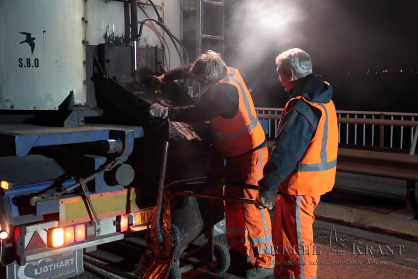 Rhenen, 02 november 2015. Nachtelijke werkzaamheden Rijnbrug Rhenen. Fotograaf: Peter Kuhl.