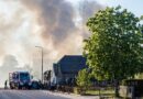 Dikke rookwolken bij schuurbrand