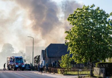 Dikke rookwolken bij schuurbrand